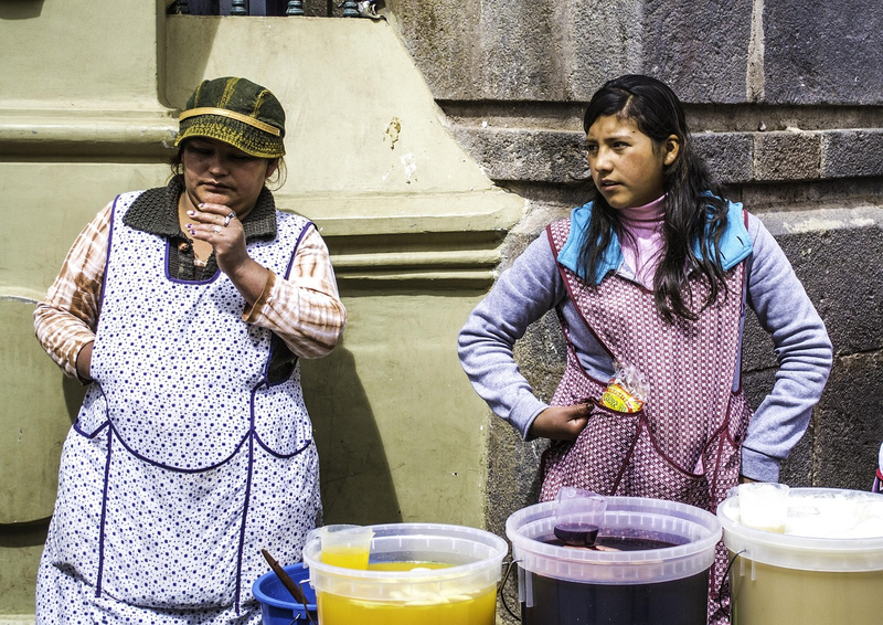 voluntarios juntando sus manos para el desarrollo de la ONG ASDEN